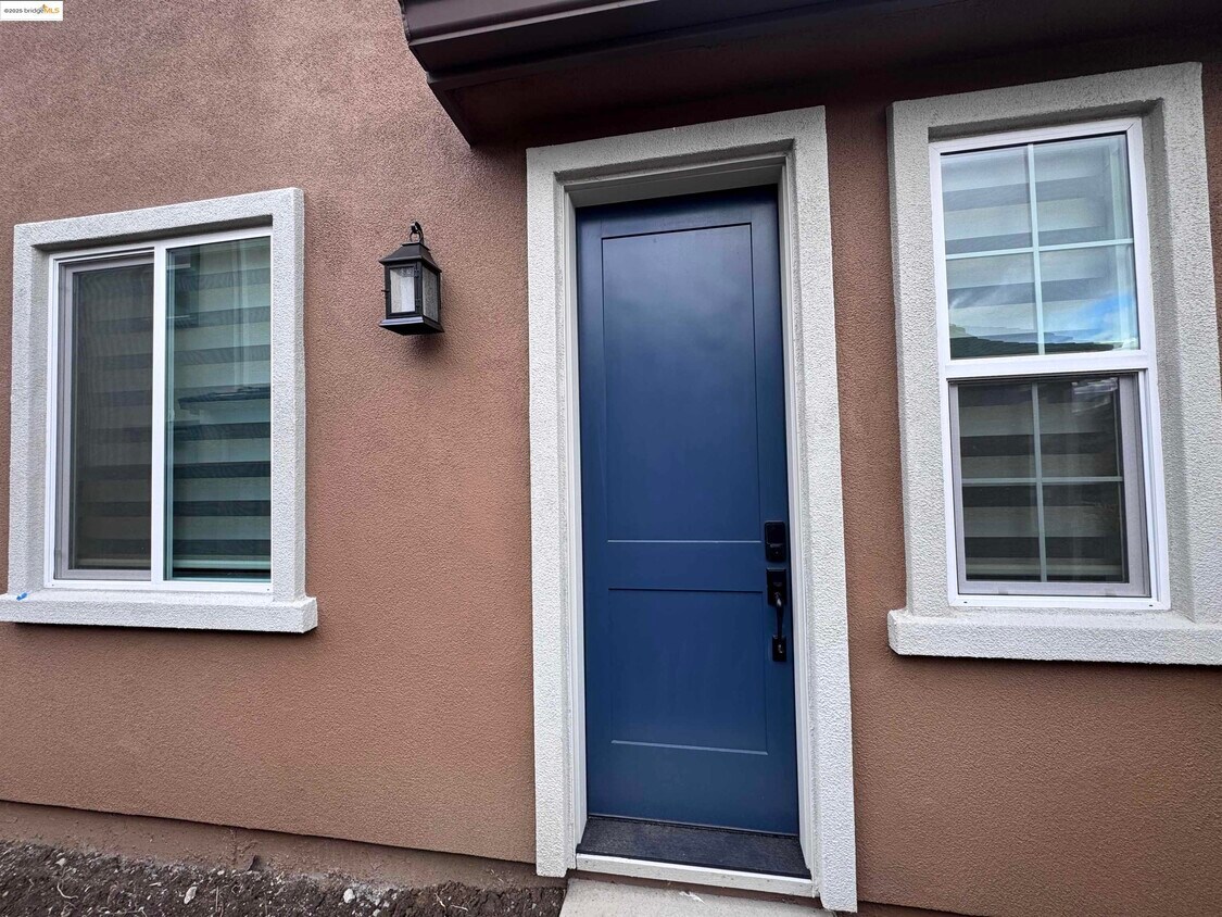 Primary Photo - 470 Trellis Wy