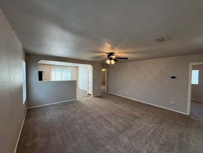 Building Photo - Cozy and conveniently located home ready for immediate move-in