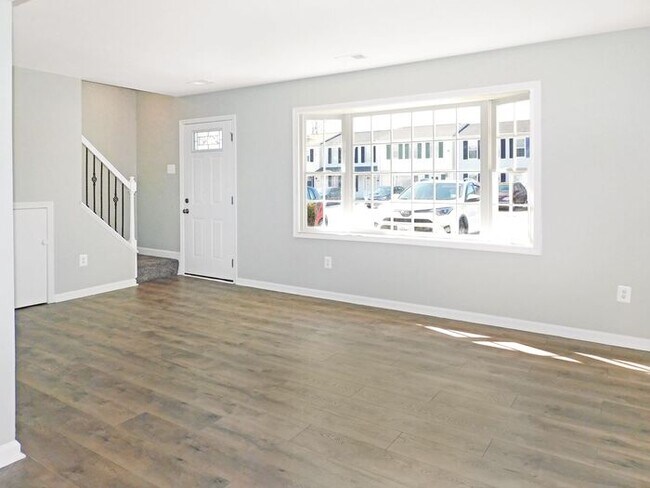 Foto del edificio - Recently Renovated 2 Story Inner Town Home...