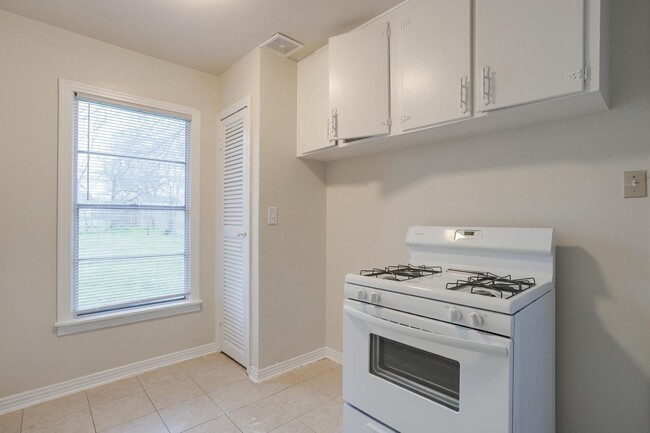 Building Photo - 2 bed 1 Bath located near Southwestern Bap...