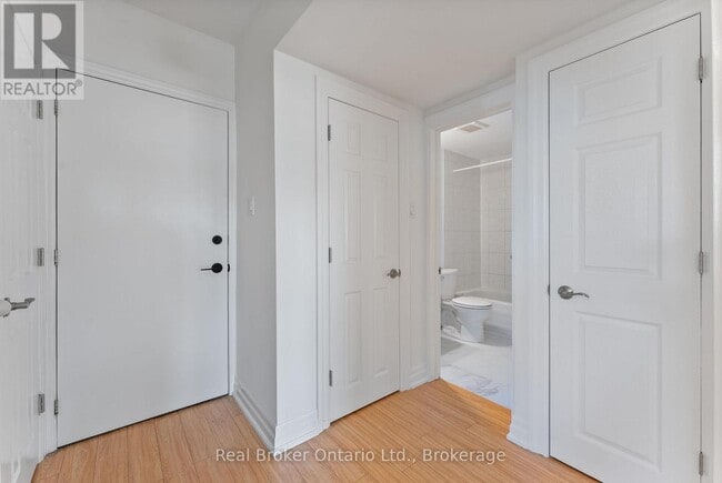 Building Photo - 985-985 Kingsway Dr