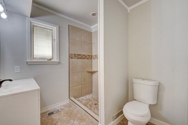 Foto del edificio - 4 Bedroom Available Now!