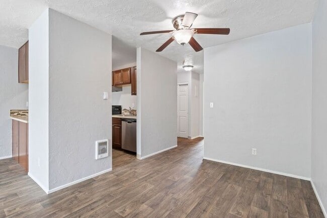 Building Photo - 1 bedroom 1 bath. FIRST MONTH FREE!!!!