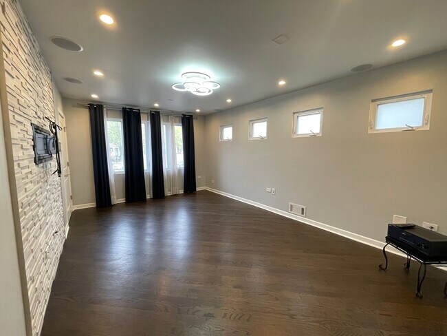 Foto del edificio - 3230 N Elston Ave