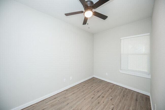 Foto del edificio - 10317 Lake Rd