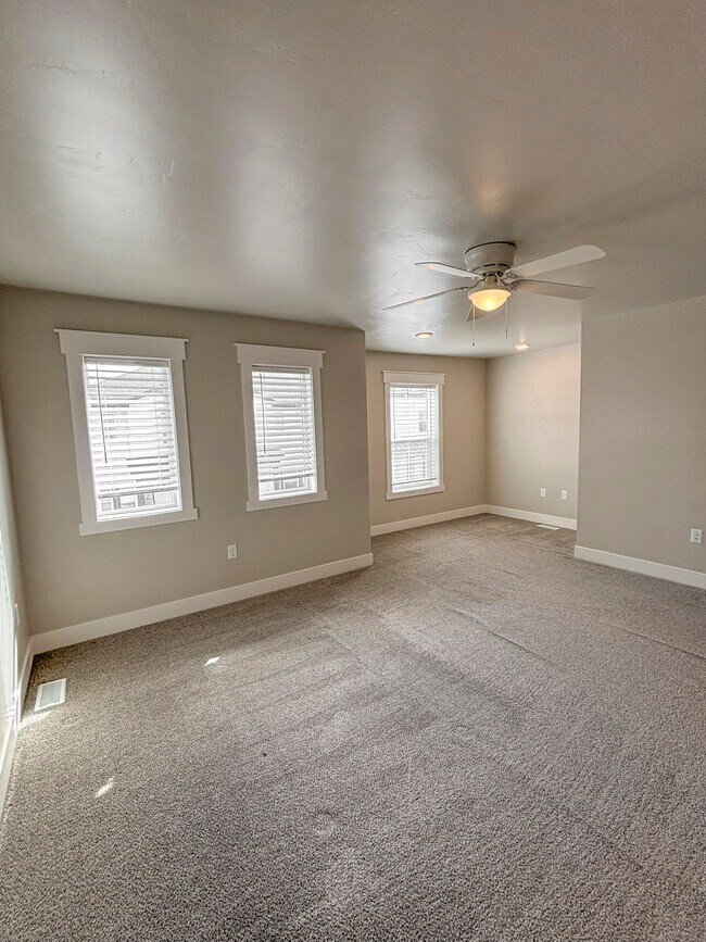 Foto del edificio - 359 N 3rd W St