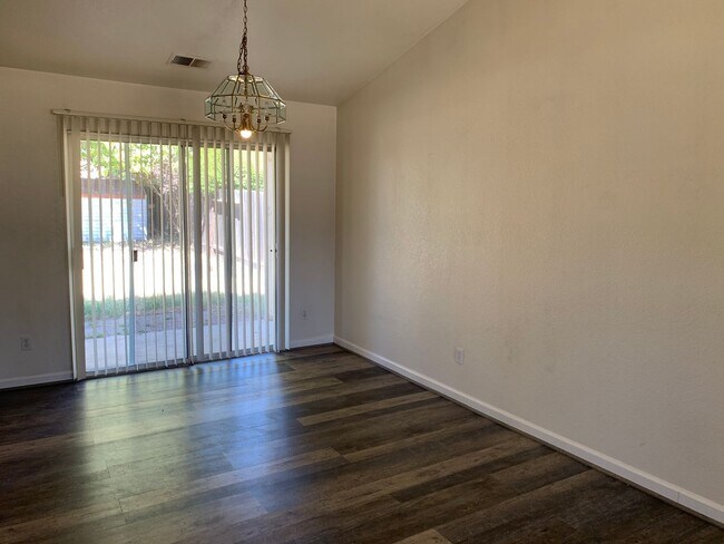 Building Photo - LABOR DAY SPECIAL - 2 WEEKS FREE RENT!!Bea...