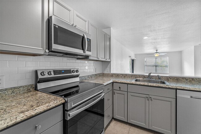 Foto del edificio - 1825 Palm Cove Blvd