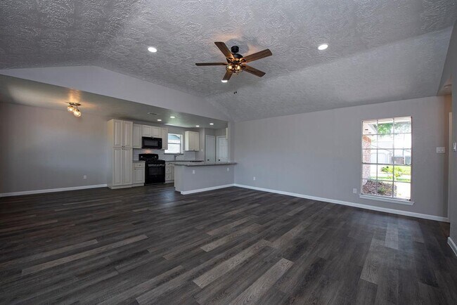 Building Photo - 2059 Feather Ridge Dr