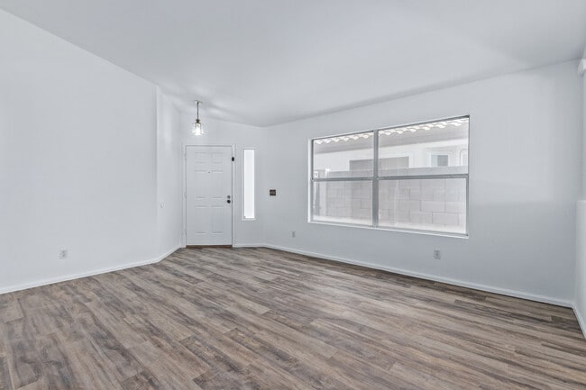 Building Photo - 3041 E Wahalla Ln