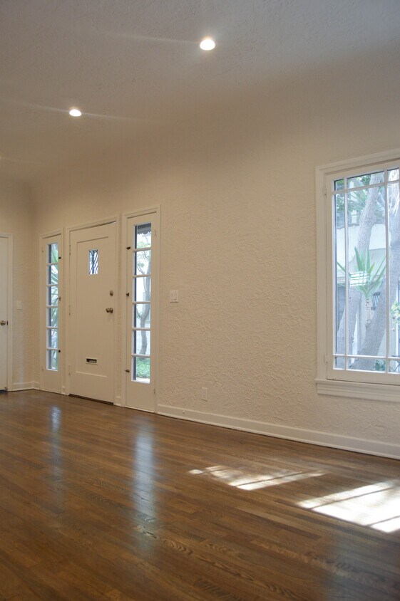 Primary Photo - 1317 N Hayworth Ave