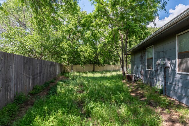 Building Photo - 1318 E Peach Ave