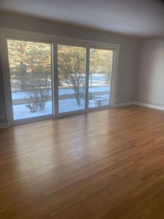 Building Photo - 10118-10119 Old Orchard Ct