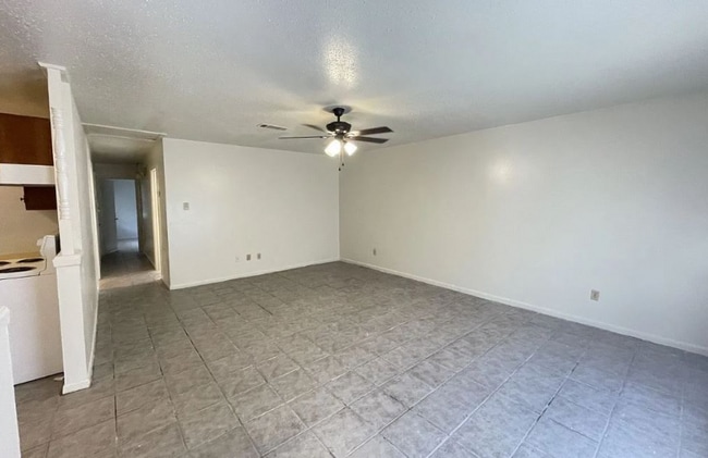 Building Photo - 1203 Airline Dr