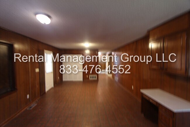 Building Photo - 4 Bedroom, 2 Bath!  New on the Market!  Be...