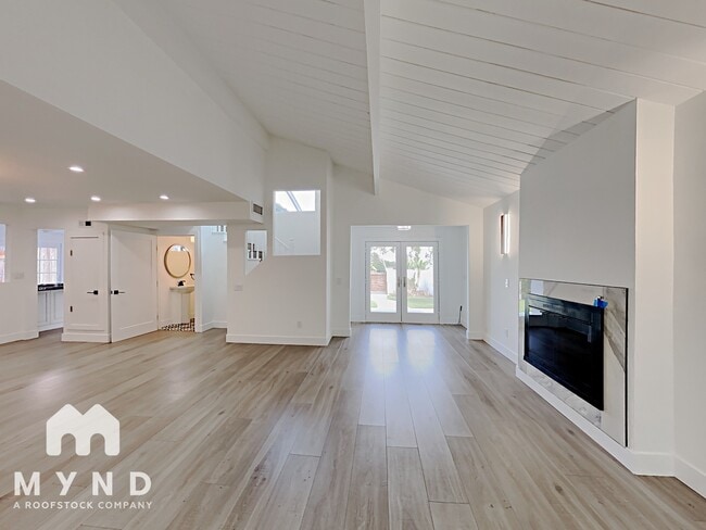 Building Photo - 13942 Mango Dr