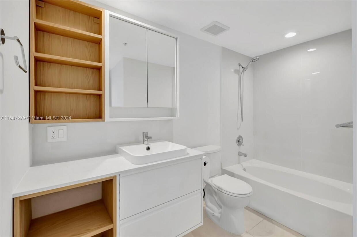 new bathroom - 2000 N Bayshore Dr