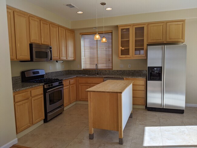 Kitchen with granite and stainless - 598 Via del Caballo