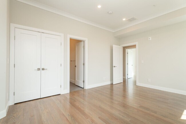 Building Photo - Check out this Jp Listing