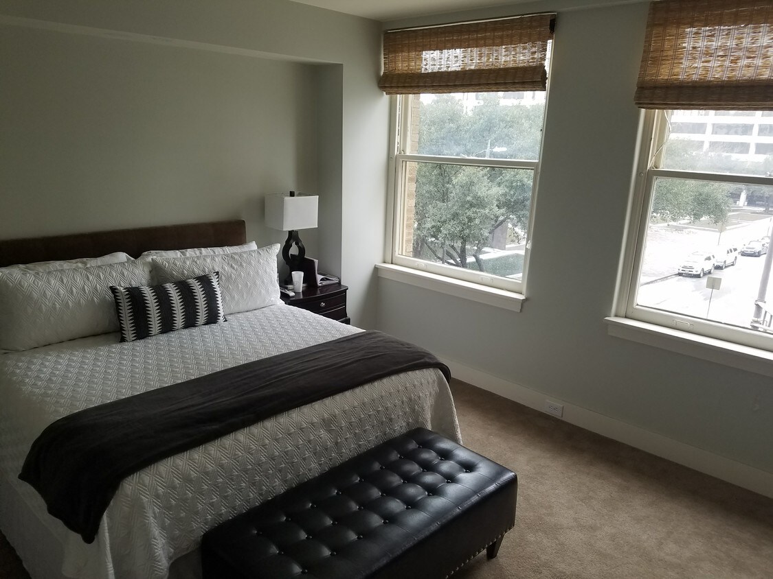 Dormitorio principal con vista a Burnet Park - 411 W 7th St