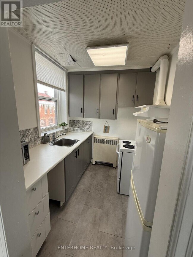 Building Photo - 51 Queen St E