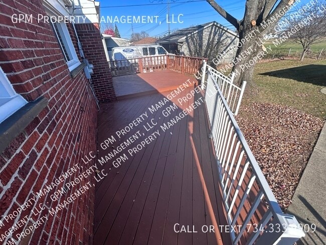 Building Photo - 2431 Pinetree Dr