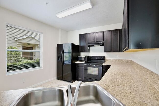 Building Photo - Spacious 3/2.5 Townhome with a 2 Car Garage and a Beautiful Pond View in Westwood Condos - Orlando!