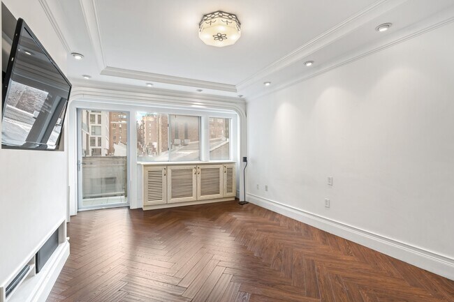 Building Photo - 160 E 23rd St