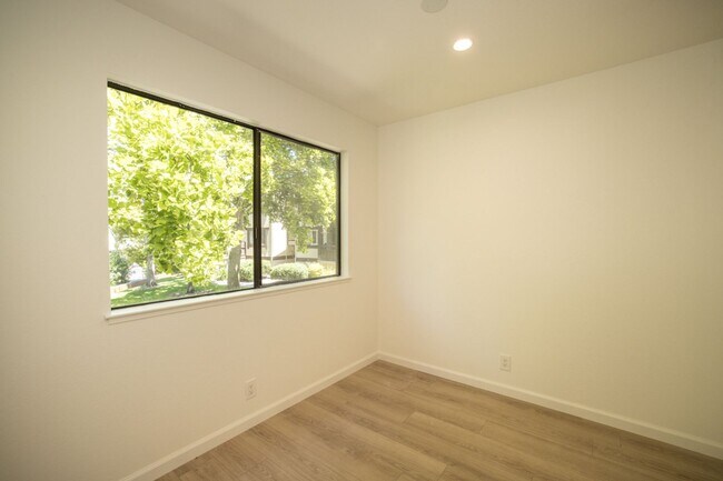 Foto del edificio - Completely Remodeled 2 Bed, 2 Bath Condo in Desirable Greenhouse Complex!