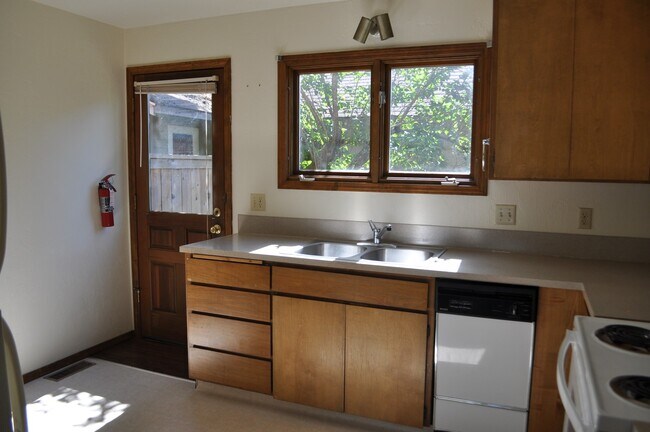 Building Photo - CLOSE TO OSU - 3 bed 1.5 bath duplex, with...