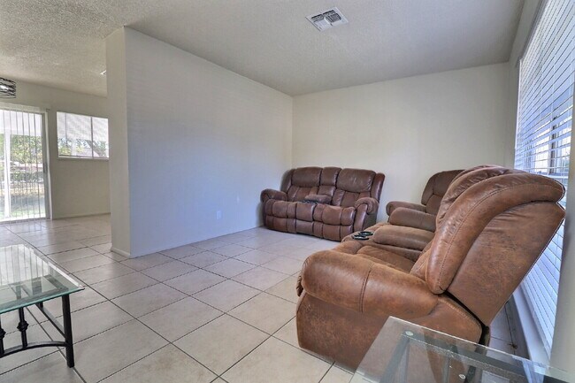 Foto del edificio - Cozy 3-Bed Home with Eat-In Kitchen & Covered Patio in Converse.