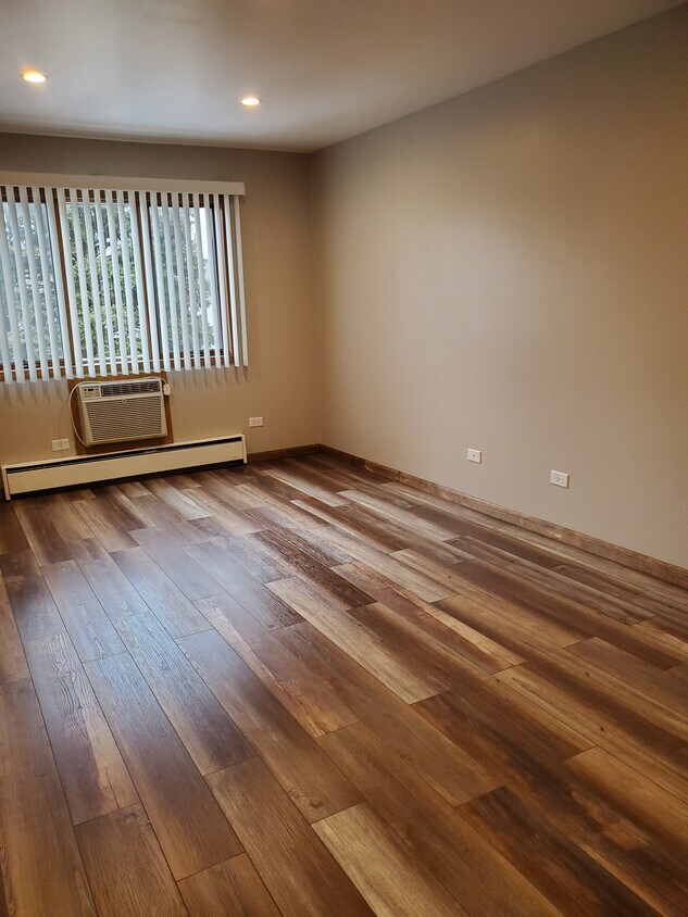 Living room - 411 W Mondamin St