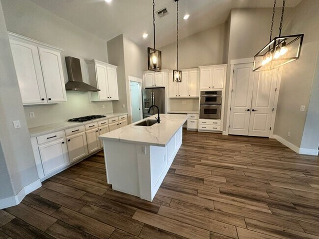 Building Photo - Beautiful Remodeled Cortina Home, 2310 sq ft, 4-bed, 2-bath home with a bonus den.