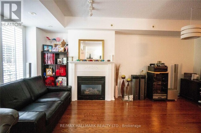 Building Photo - 5-1515 Everson Dr