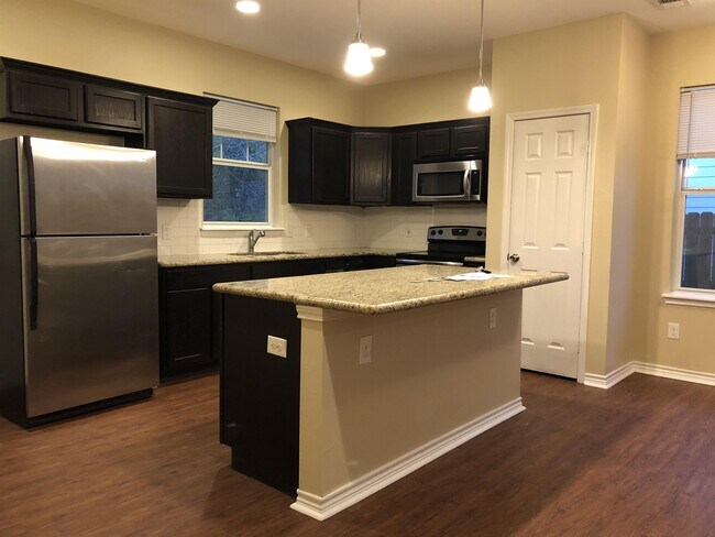 Building Photo - 112 Fairway Dr