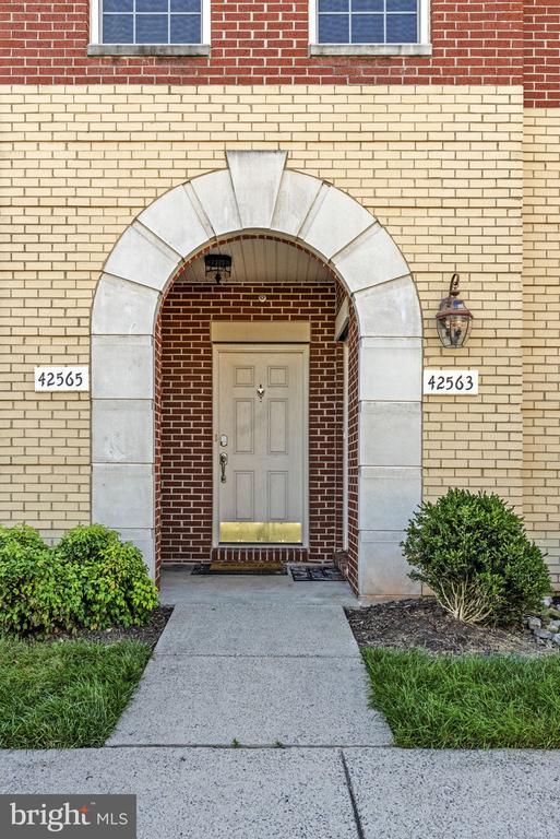 Building Photo - 42563 Highgate Terrace