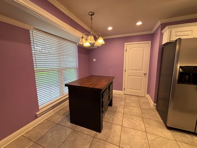 Building Photo - AMPLE SPACE WITH OVERSIZED YARD IN THE CEN...