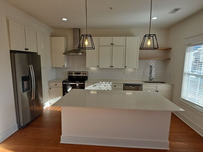 Foto del edificio - 4-Bedroom HOA Townhome with Pool Access Near Downtown Cookeville