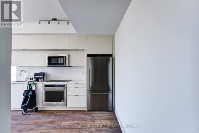 Building Photo - 80 Vanauley St