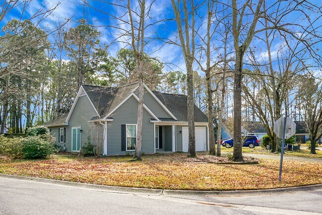 Foto del edificio - Charming 3 Bedroom 2 bathroom ready for you to call home!