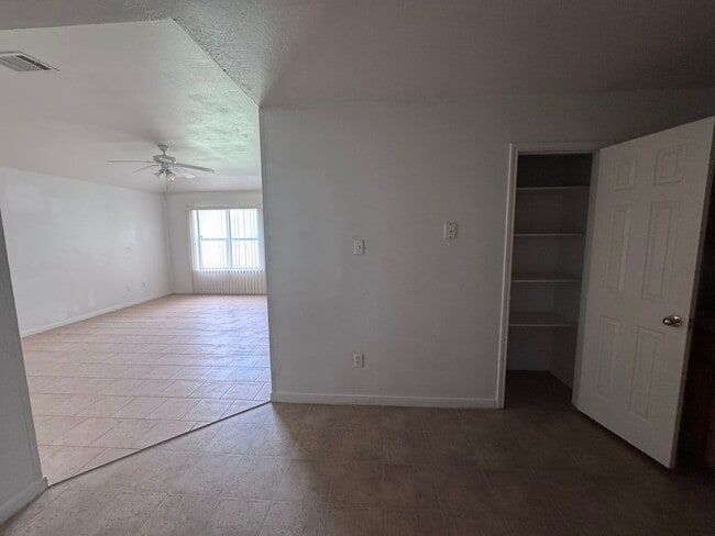 Building Photo - 1430 Shoshoni Trail