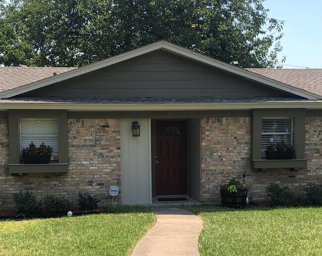Building Photo - 3400 Eastbrook Dr