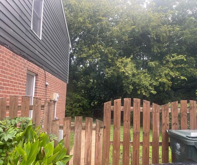 Private backyard - 1008 Mark St