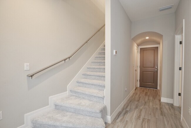 Foto del edificio - Luxurious 3/3.5 Spacious Townhome with a B...