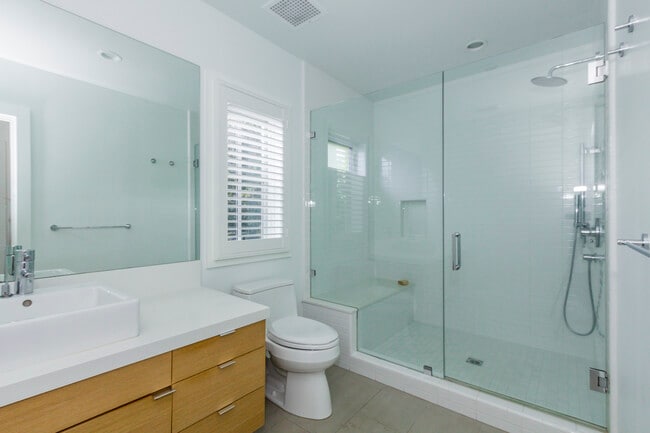 Building Photo - 844 Toyopa Dr