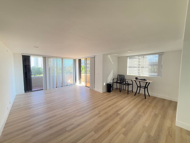 Foto del edificio - Steps from the beach, this remodeled 2-bed...