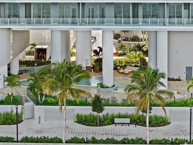 Building Photo - 700 NE 24th St