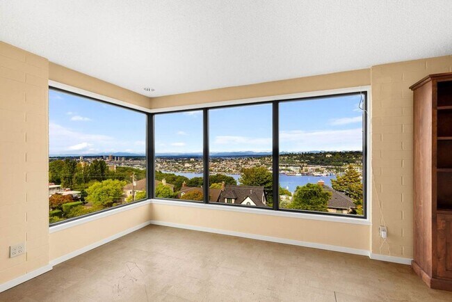 Foto del edificio - Gorgeous Top Floor Unit in East Queene Ann...