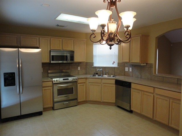 Building Photo - 13811 Chevy Oak