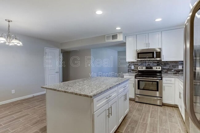 Foto del edificio - 1527 W Huntington Dr